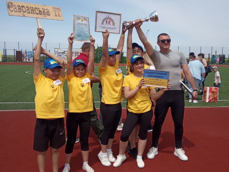 Вітаємо сім’ю Луценків, яка здобула перемогу в районному родинному фестивалі «Тато, мама, я – спортивна сім’я».